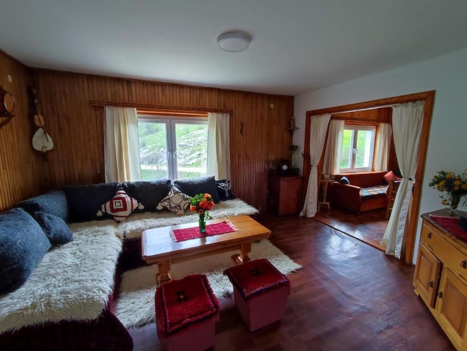 Cemerno Cottage Gacko Esterno foto