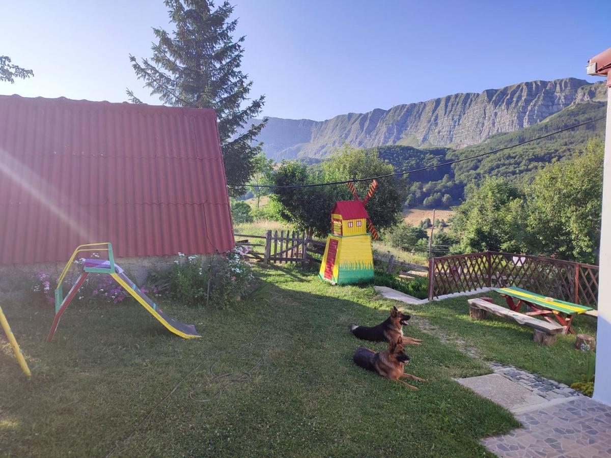 Cemerno Cottage Gacko Esterno foto