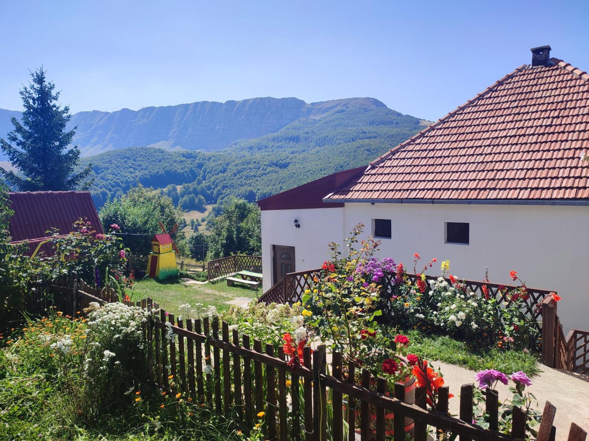 Cemerno Cottage Gacko Esterno foto