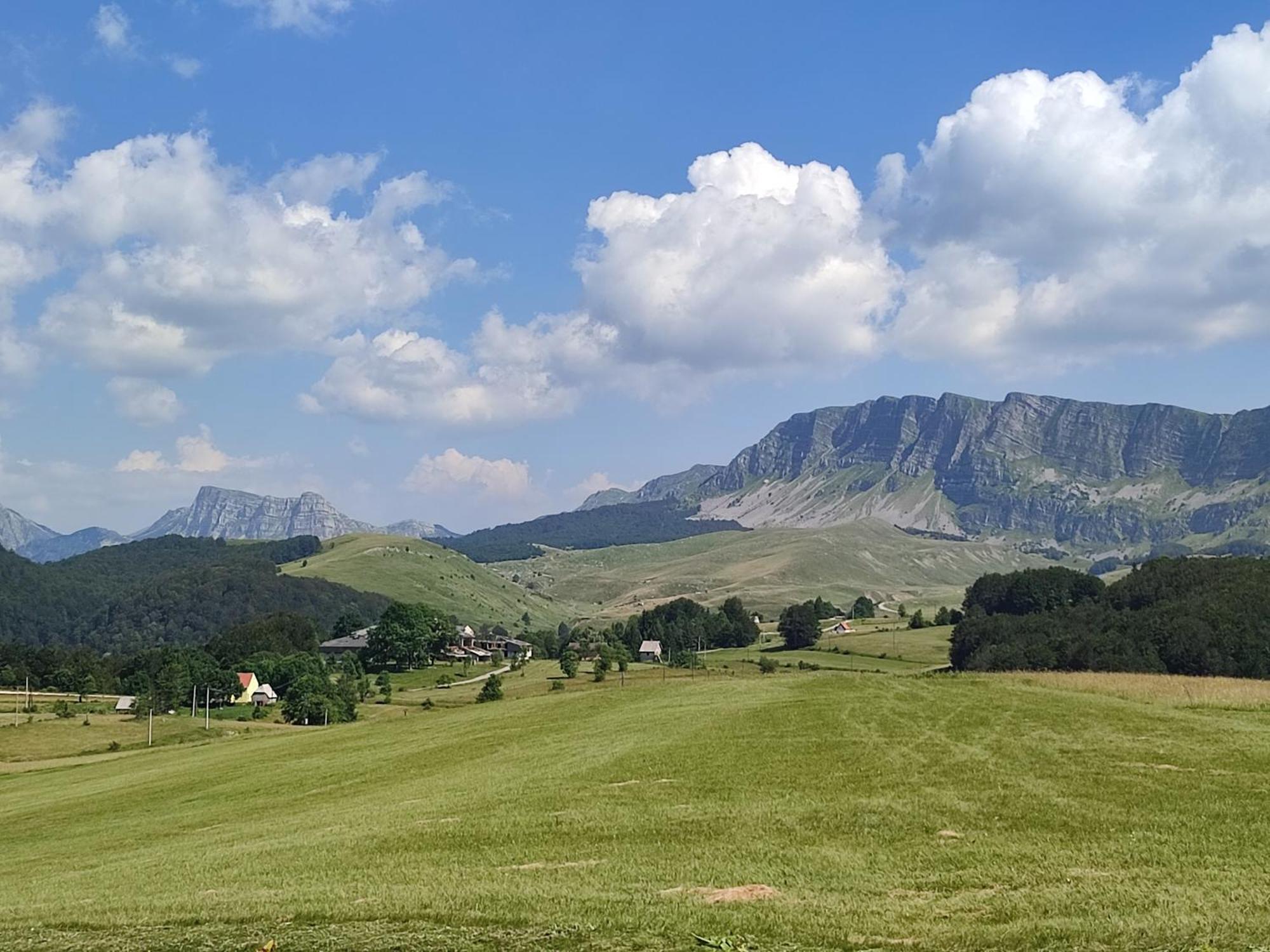 Cemerno Cottage Gacko Esterno foto